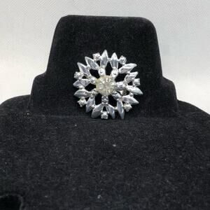 Brooch Vintage Mid Century Silver Tone Flower Snow Flake Center Rhinestone Pin